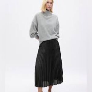 Gap metallic black pleated skirt M